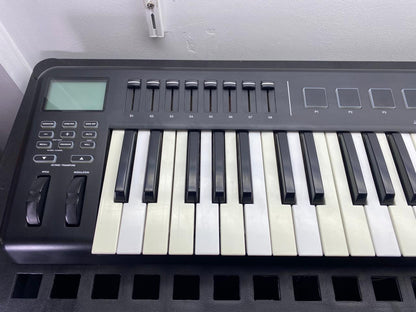 Controlador MIDI USB Alesis QX49 c/ cable USB