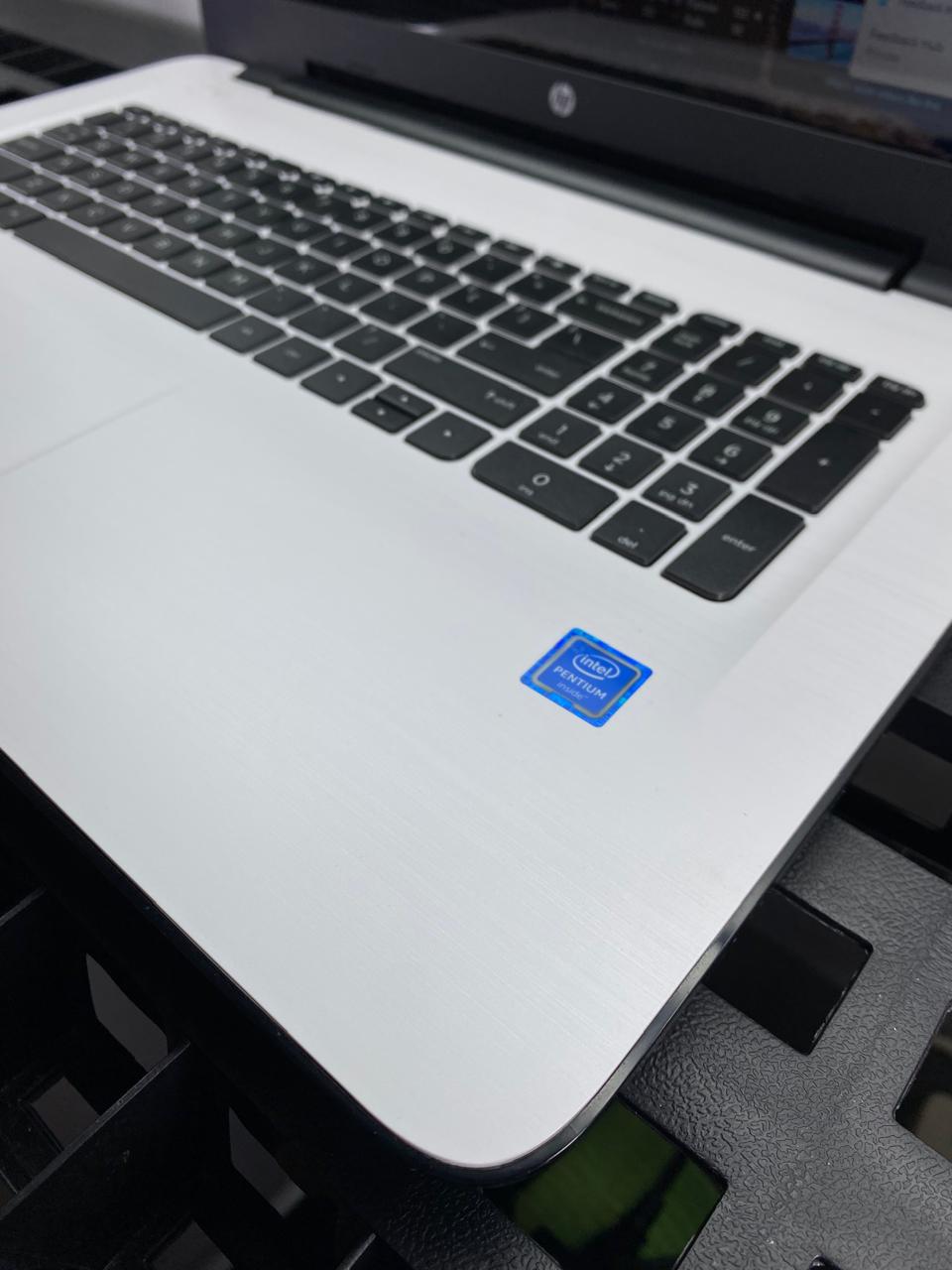 Laptop HP 17-x031ds 17.3" Pentium N3710 8GB RAM 256GB SSD  WINDOWS 11 HOME c/cargador