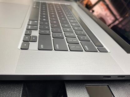Laptop Apple MacBook Pro A2141 2019 16" Core i9-9980HK 16GB RAM 512GB SSD AMD Radeon Pro 5500M macOS Sequoia c/cargador