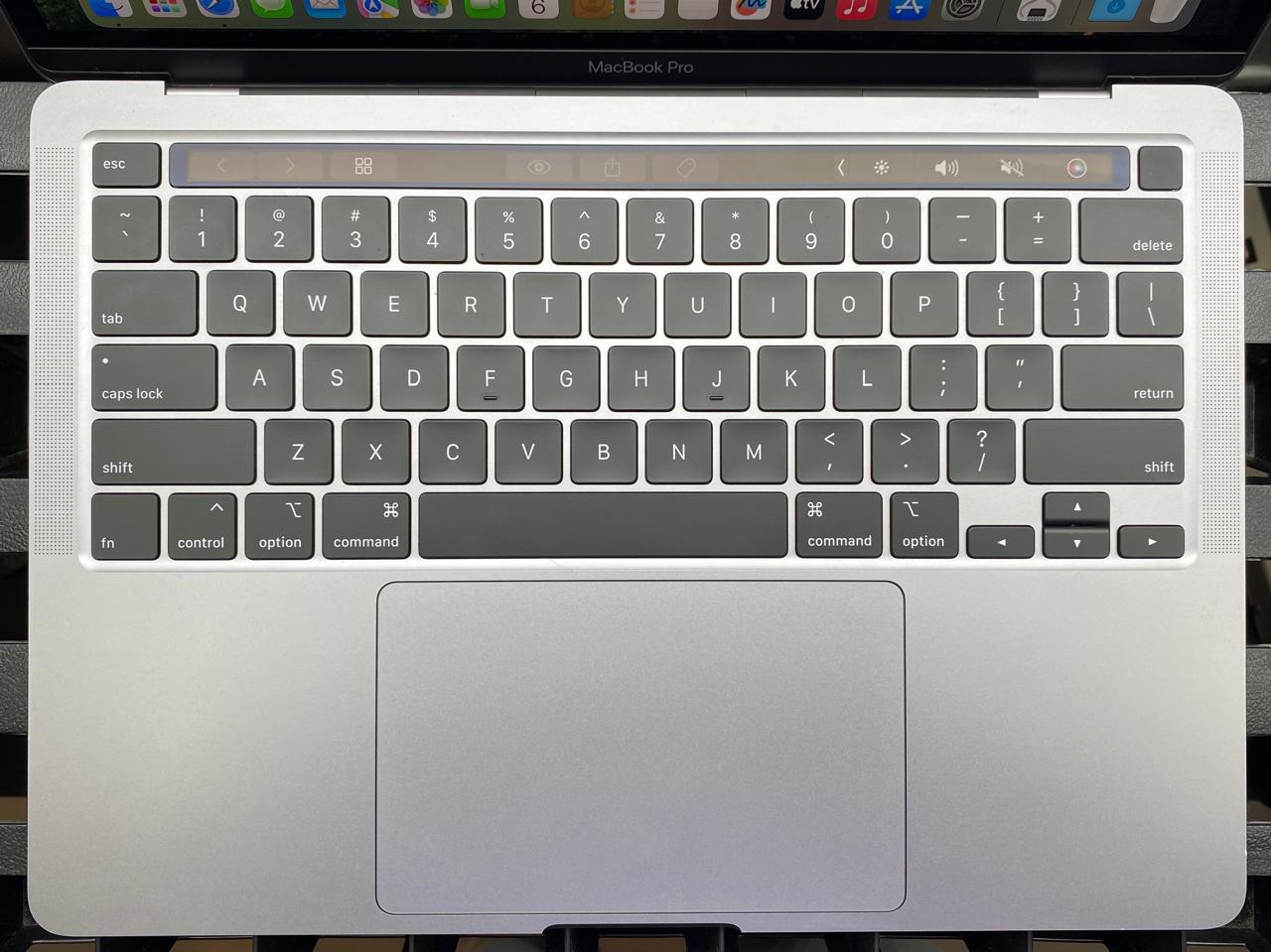 Laptop Apple MacBook Pro 2020 13.3" Core i7-1068NG7 16GB RAM 1TB SSD Intel Iris Plus Graphics macOS Sequoia c/cargador