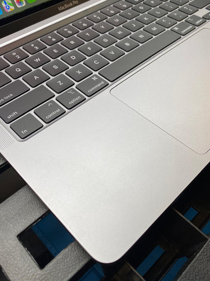 Laptop Apple MacBook Pro 2020 13.3" Core i7-1068NG7 16GB RAM 1TB SSD Intel Iris Plus Graphics macOS Sequoia c/cargador
