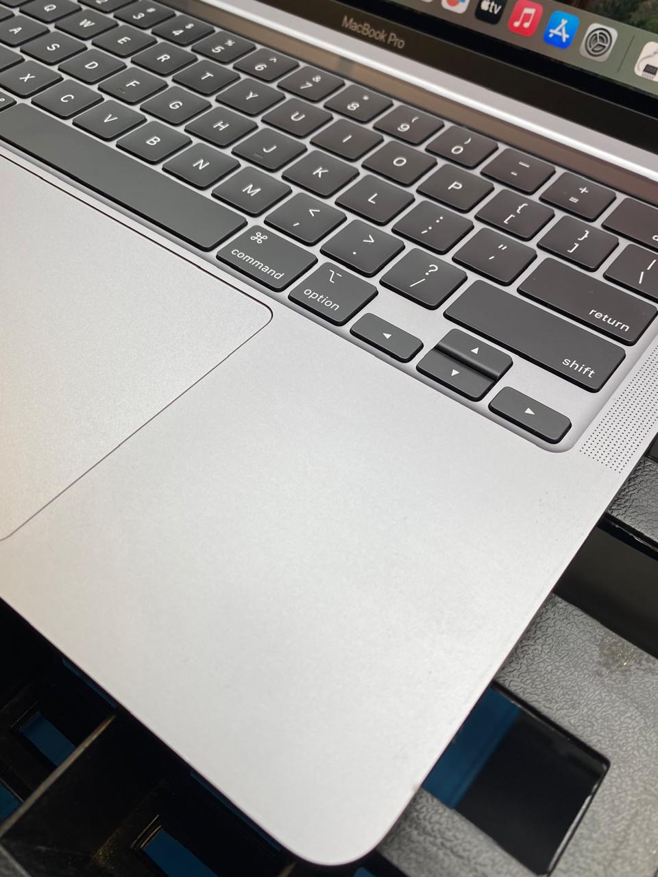 Laptop Apple MacBook Pro 2020 13.3" Core i7-1068NG7 16GB RAM 1TB SSD Intel Iris Plus Graphics macOS Sequoia c/cargador