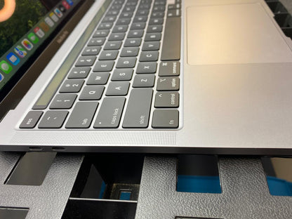 Laptop Apple MacBook Pro 2020 13.3" Core i7-1068NG7 16GB RAM 1TB SSD Intel Iris Plus Graphics macOS Sequoia c/cargador