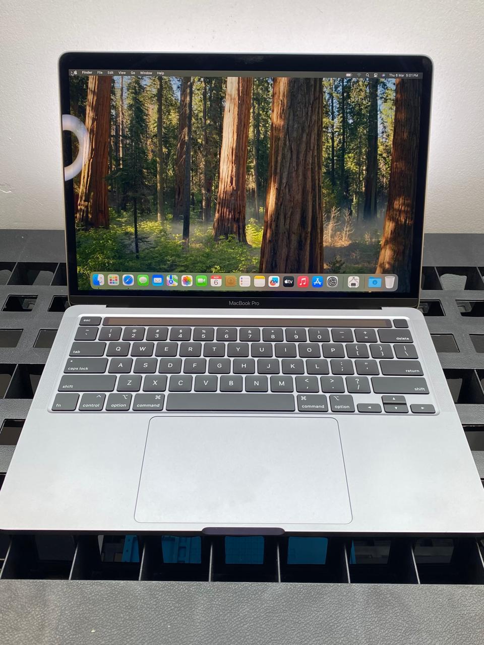 Laptop Apple MacBook Pro 2020 13.3" Core i7-1068NG7 16GB RAM 1TB SSD Intel Iris Plus Graphics macOS Sequoia c/cargador