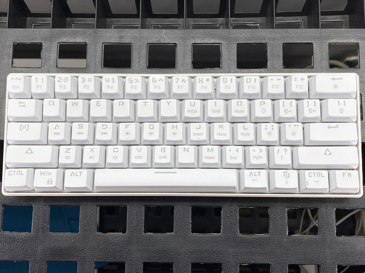 Teclado Mecánico RGB Luobo LB61 Bluetooth con Cable de Carga Incluido