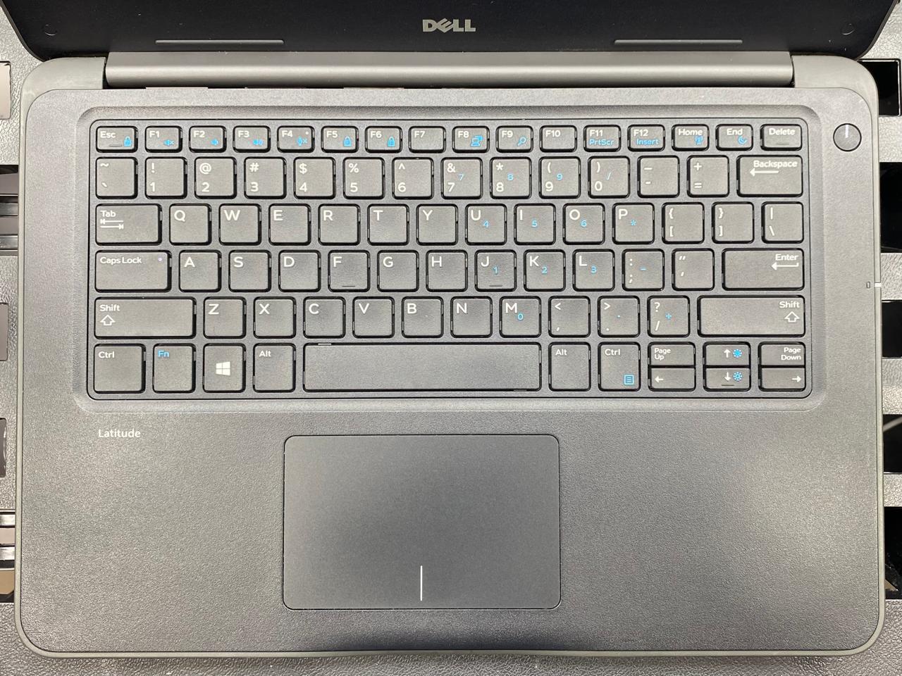 Laptop Dell Latitude 3380 13.3" 1366x768 (HD) Pentium 4415U 8GB RAM DDR4 256GB SSD WINDOWS 11 PRO c/ cargador