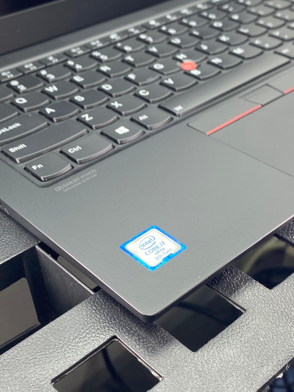 Laptop Lenovo ThinkPad X1 Carbon 14" 1920x1080 (FHD) Core i7-8665U 16GB RAM LPDDR3 256GB M.2 SSD WINDOWS 11 PRO c/ cargador