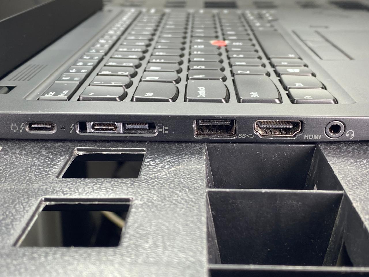 Laptop Lenovo ThinkPad X1 Carbon 14" 1920x1080 (FHD) Core i7-8665U 16GB RAM LPDDR3 256GB M.2 SSD WINDOWS 11 PRO c/ cargador