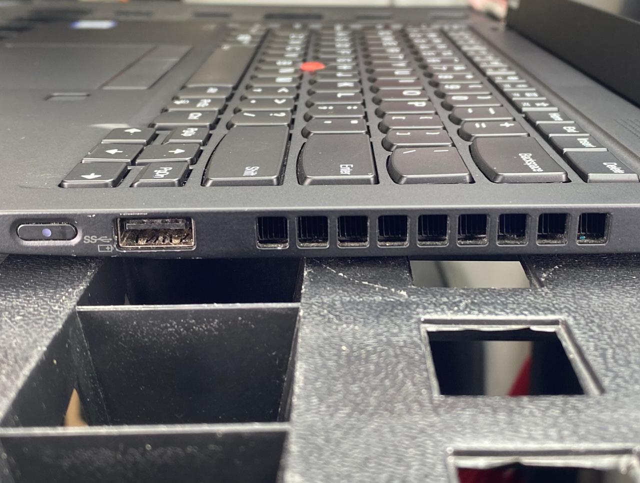 Laptop Lenovo ThinkPad X1 Carbon 14" 1920x1080 (FHD) Core i7-8665U 16GB RAM LPDDR3 256GB M.2 SSD WINDOWS 11 PRO c/ cargador
