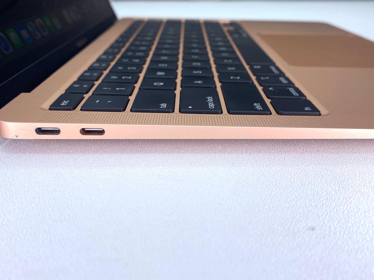 Laptop Apple MacBook Air 2020 A2179 13.3" 2560x1600 (Retina) Core i5-1030NG7 16GB LPDDR4X 1TB SSD macOS Sequoia c/ cargador