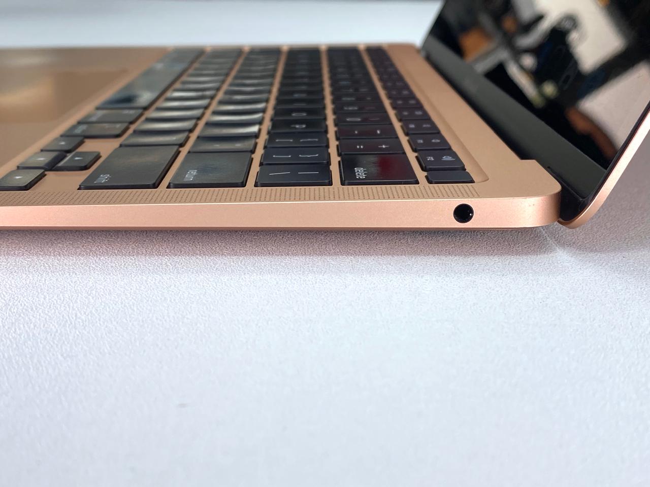 Laptop Apple MacBook Air 2020 A2179 13.3" 2560x1600 (Retina) Core i5-1030NG7 16GB LPDDR4X 1TB SSD macOS Sequoia c/ cargador