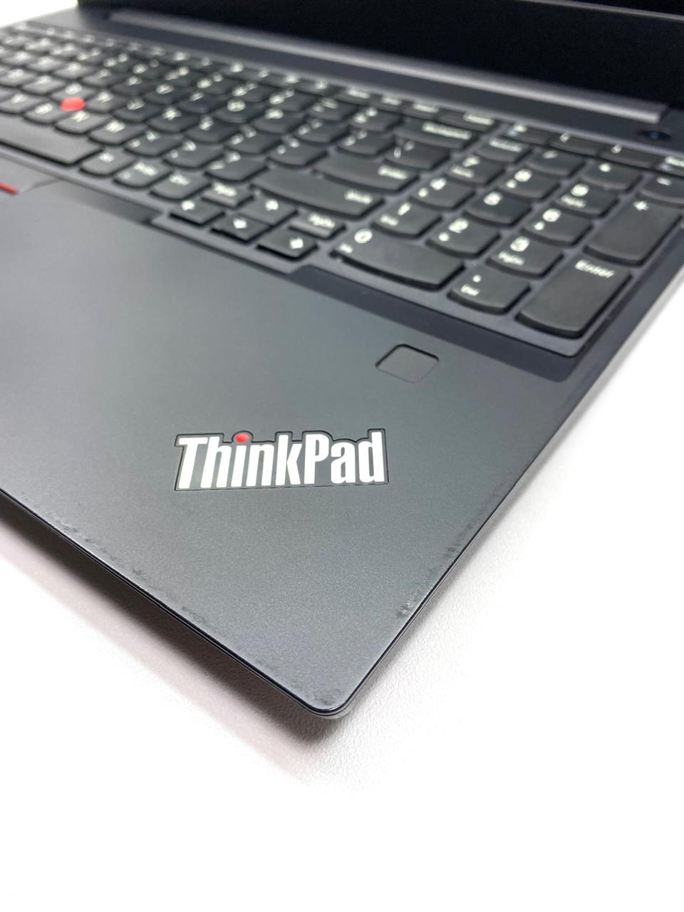 Laptop Lenovo ThinkPad E590 15.6" 1920x1080 (FHD) Core i5-8265U 16GB RAM DDR4 256GB NVMe SSD + 500GB HDD WINDOWS 11 PRO c/ cargador