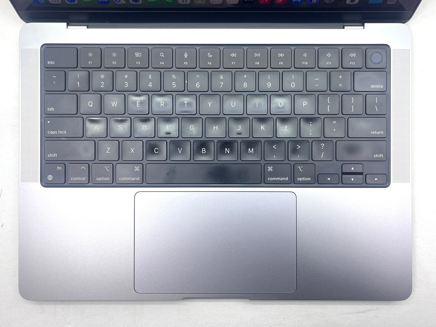Laptop Apple MacBook M2 Pro 14.2" 3024x1964 (2K) 16GB RAM LPDDR5 512GB SSD macOS TAHOE c/ cargador