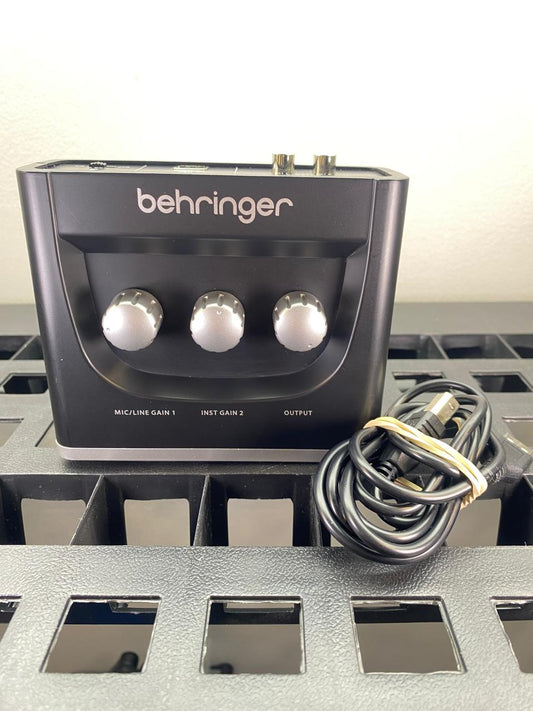 Behringer U-PHORIA UM2: Interfaz de Audio USB 2x2 con Preamplificador XENYX y Cable USB