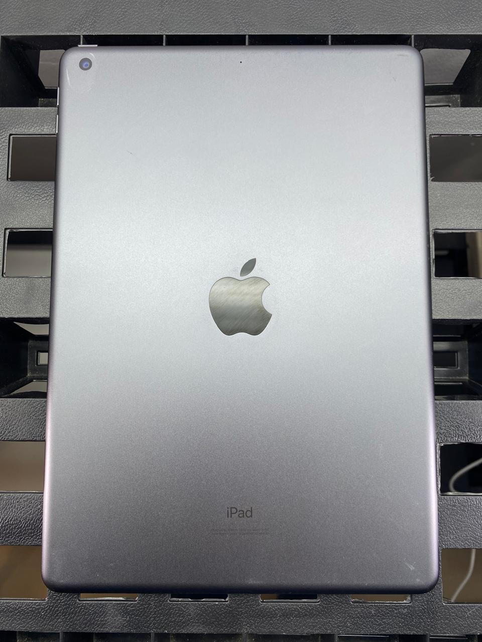 iPad 7th Generation A2197 128GB 10.2" iPad OS 18 c/ Cargador Generico
