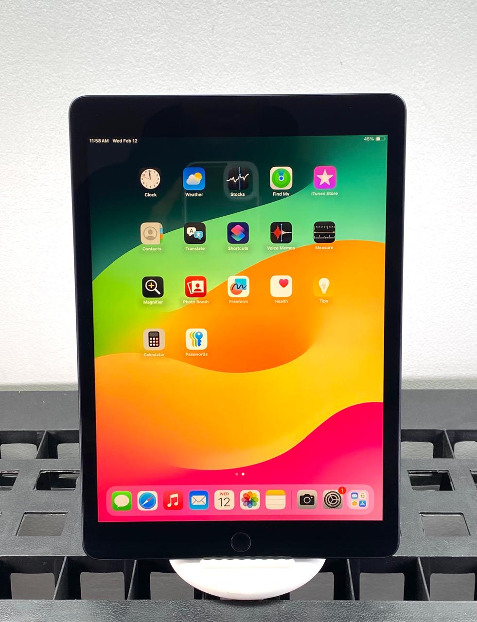 iPad 7th Generation A2197 128GB 10.2" iPad OS 18 c/ Cargador Generico