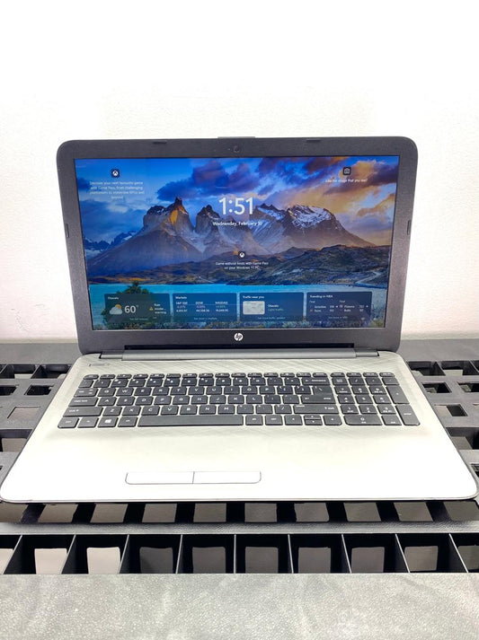 Laptop HP 15-af152n 15.6" A8-7410 16GB RAM 240GB SSD  WINDOWS 11 HOME c/cargador
