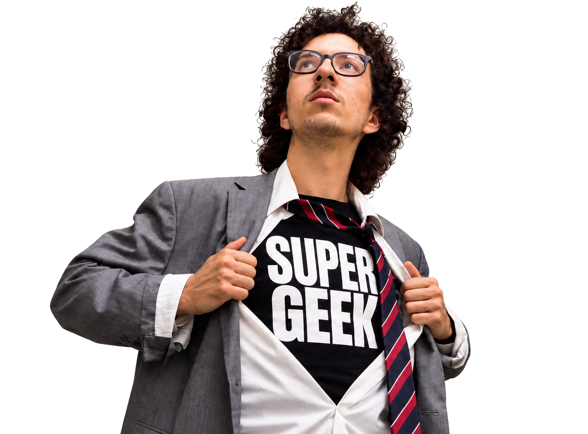 El personaje SUPER GEEK revelando su emblema de superhéroe